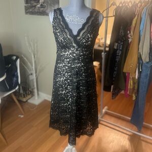 WHITE HOUSE BLACK MARKET BLACK LACE V-NECK DRESS